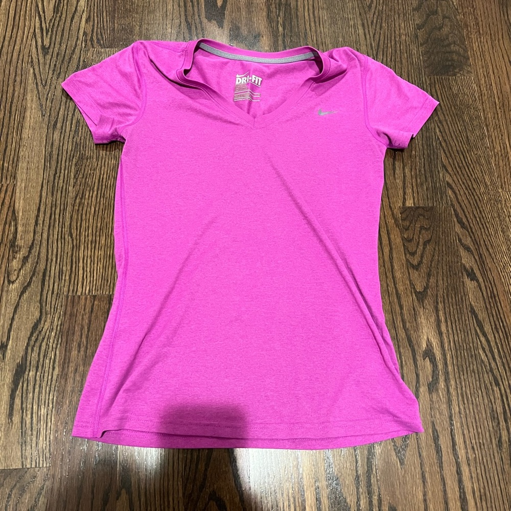 Nike dri-fit vneck regular fit tee small pink